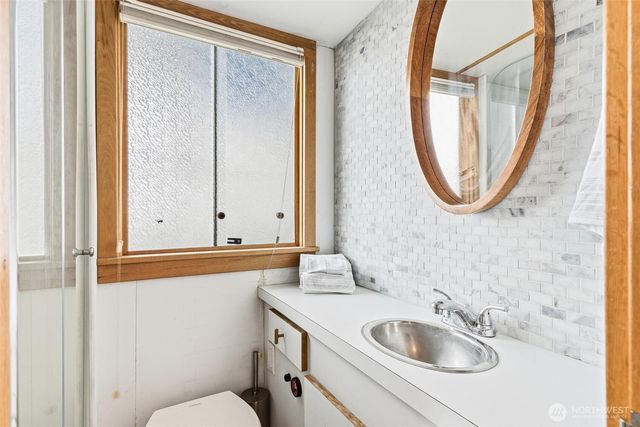 2401 N Northlake Way, Seattle, WA 98103
