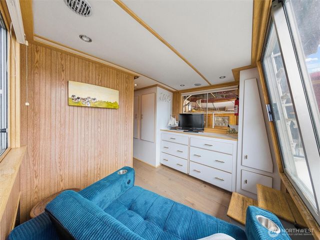 2401 N Northlake Way, Seattle, WA 98103