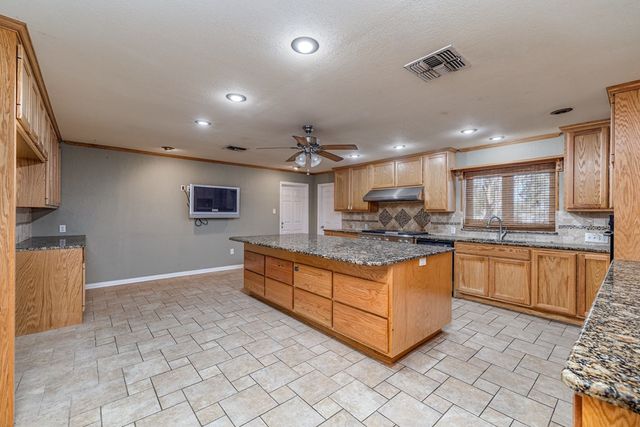 208 E St, Eldorado, TX 76936