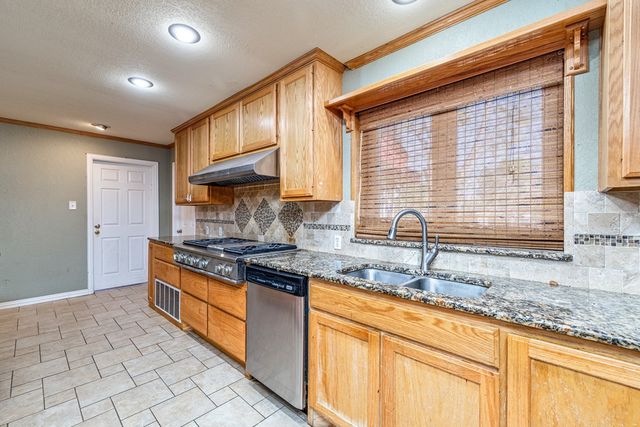 208 E St, Eldorado, TX 76936