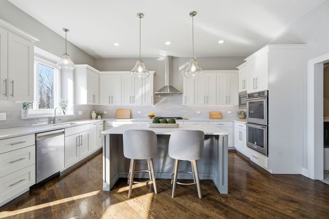 28 Pinnacle Court, Naperville, IL 60565