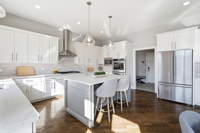 28 Pinnacle Court, Naperville, IL 60565