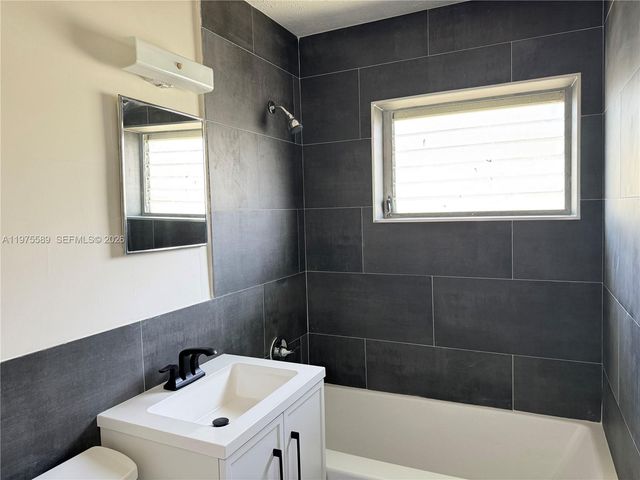 816 NE 10th St 1, Hallandale Beach, FL 33009