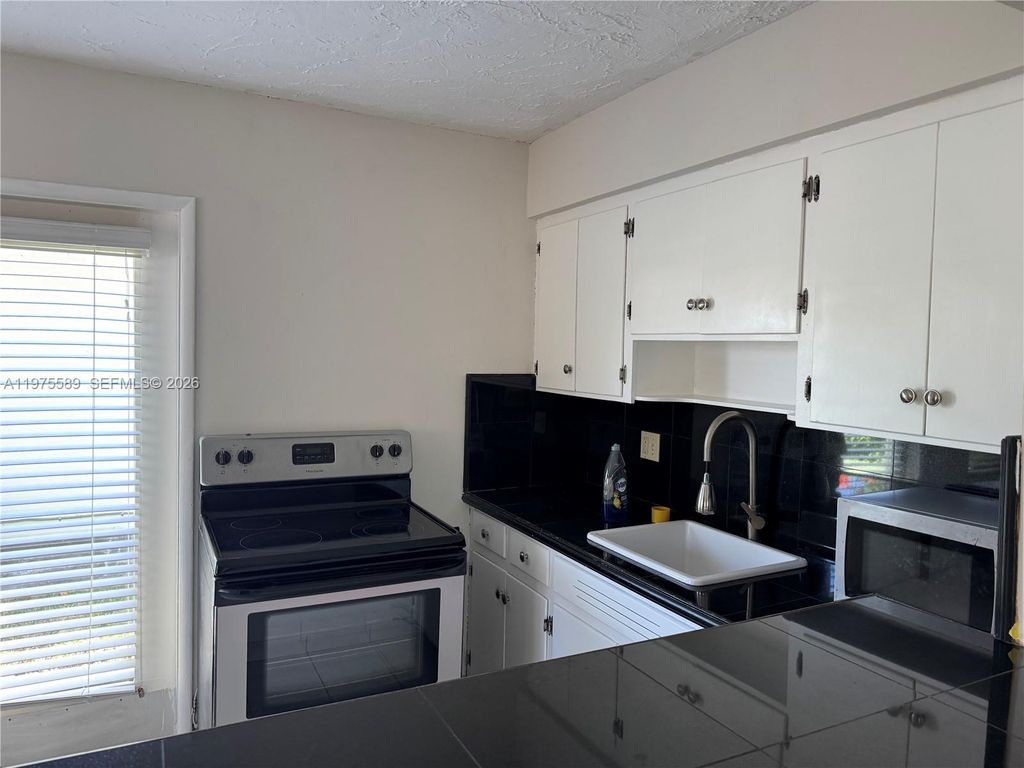 816 NE 10th St 1, Hallandale Beach, FL 33009