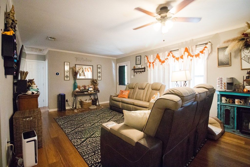 Image 5 of property listing at 213 N Van Buren St, San Angelo, TX 76901