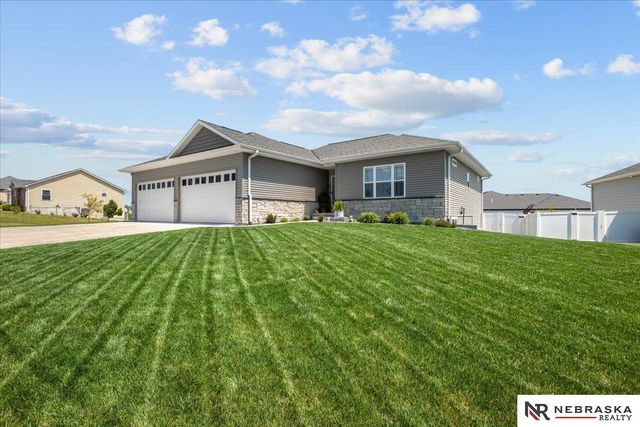 6104 S 97th Street, Lincoln, NE 68526