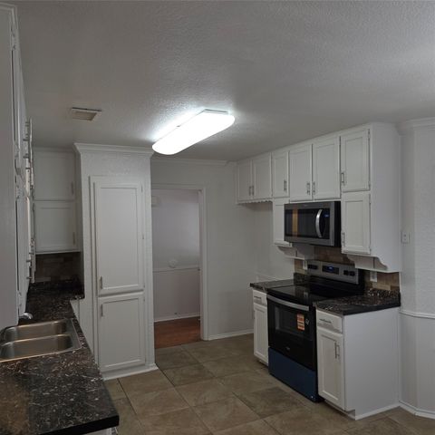 5525 Parliament Drive, Arlington, TX 76017