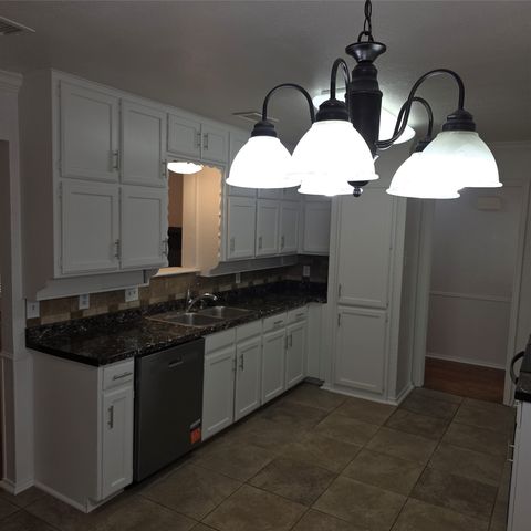 5525 Parliament Drive, Arlington, TX 76017