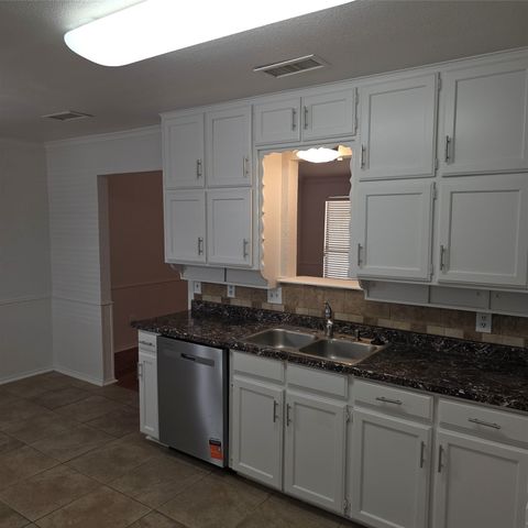 5525 Parliament Drive, Arlington, TX 76017