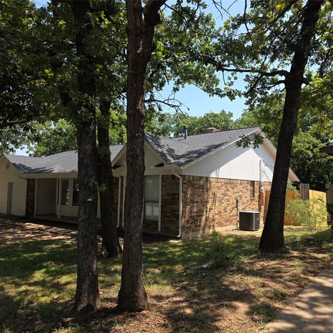 5525 Parliament Drive, Arlington, TX 76017