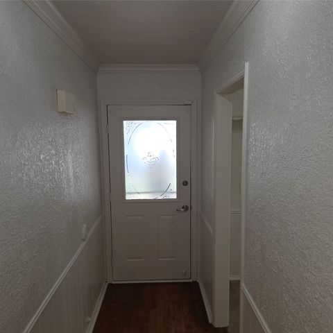 5525 Parliament Drive, Arlington, TX 76017