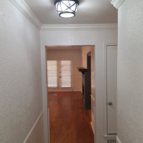 5525 Parliament Drive, Arlington, TX 76017