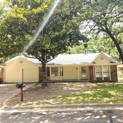 5525 Parliament Drive, Arlington, TX 76017
