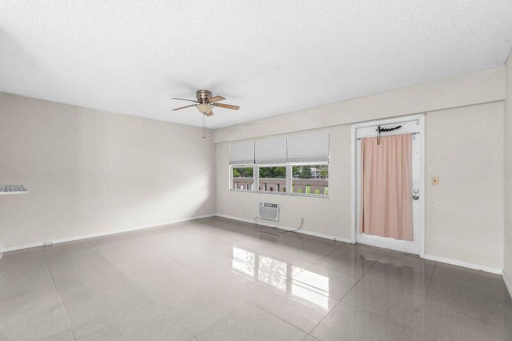 Image 3 of property listing at 289 Dorset G, Boca Raton, FL 33434