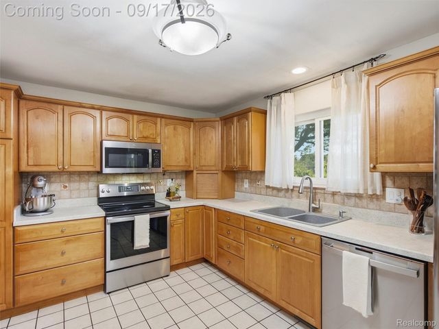 3642 Hi Lure Drive, Orion Charter Township, MI 48360