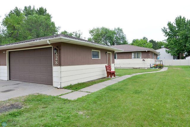 828 10th Avenue E, West Fargo, ND 58078