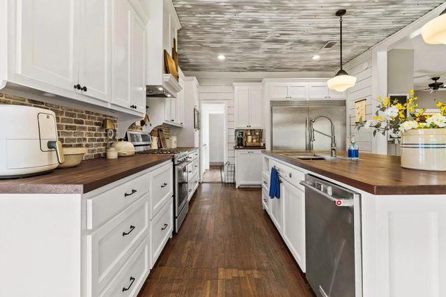 1699 Old Woodville Road, Livingston, TX 77351