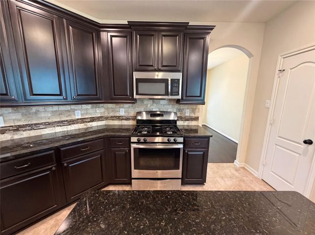 6523 Hunters Creek Lane, Baytown, TX 77521