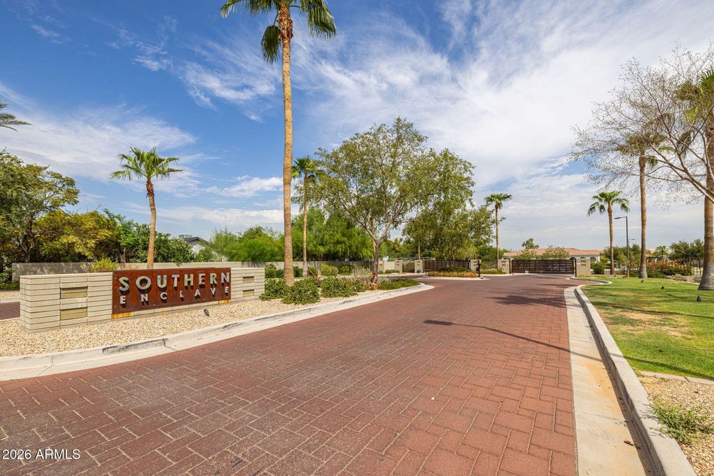 2914 E SUNLAND Avenue, Phoenix, AZ 85040 — photo 2