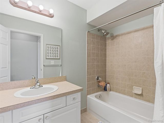 3570 Oakmonte Boulevard, Oakland Charter Township, MI 48306