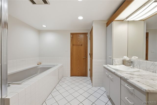 40 Waterfront Circle 406, Buffalo, NY 14202