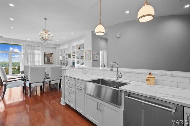8025 Maryland Avenue 4J, Clayton, MO 63105