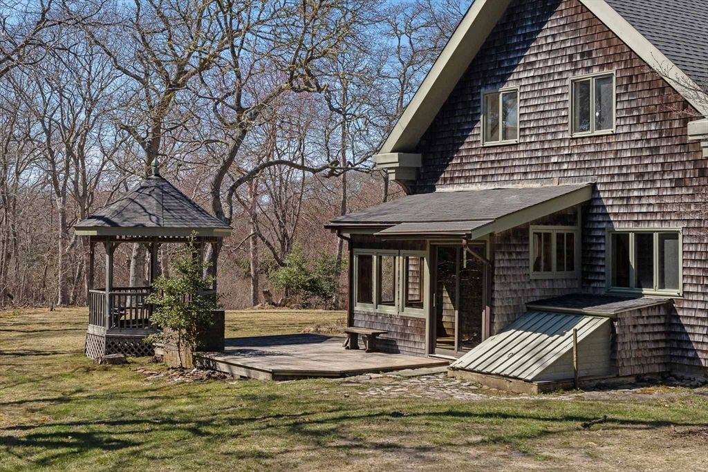 24 Beetle Swamp Rd, Edgartown, MA 02539