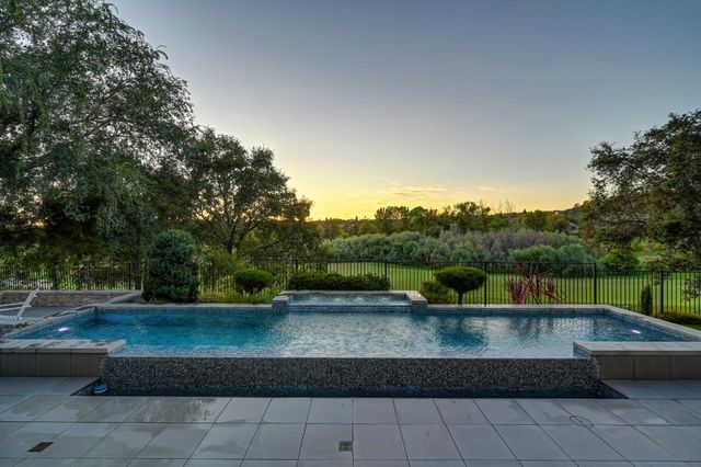 2363 Clubhouse Dr, Rocklin, CA 95765