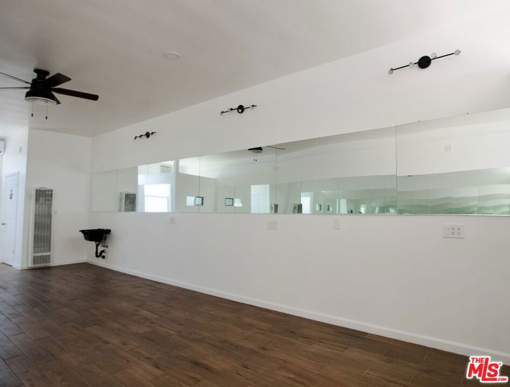 8005 S Van Ness Avenue, Inglewood, CA 90305 — photo 4