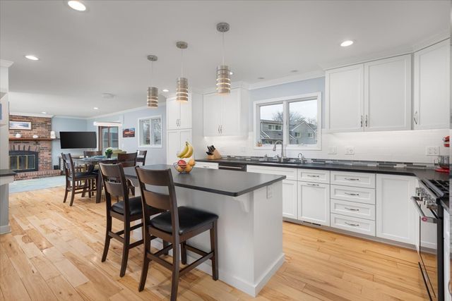 208 S Birchwood Drive, Naperville, IL 60540