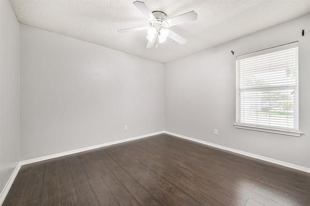 2401 Woody Road, Pearland, TX 77581