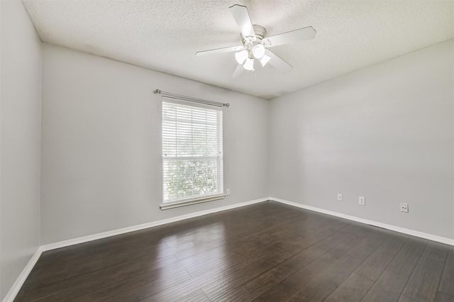 2401 Woody Road, Pearland, TX 77581