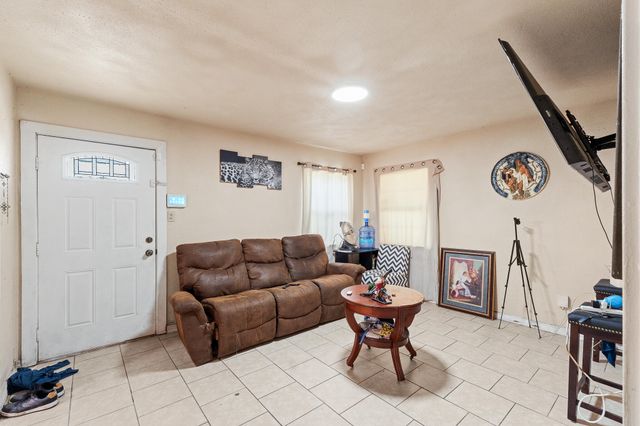 1106 N West Street, Visalia, CA 93291