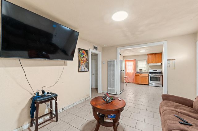 1106 N West Street, Visalia, CA 93291