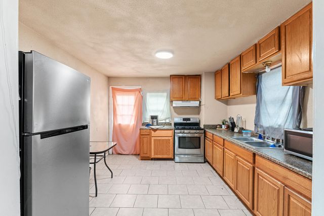 1106 N West Street, Visalia, CA 93291