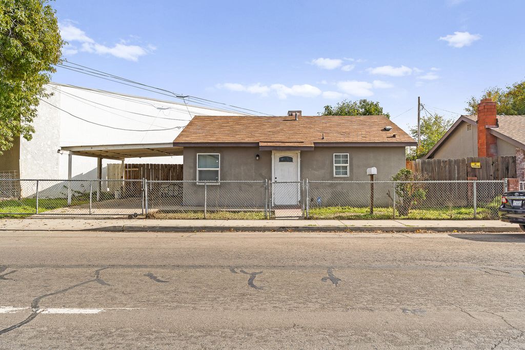 1106 N West Street, Visalia, CA 93291