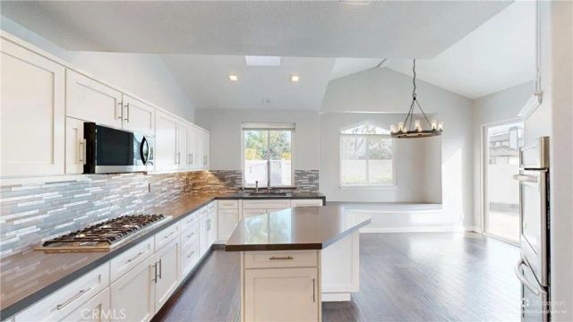 136 23rd, Costa Mesa, CA 92627