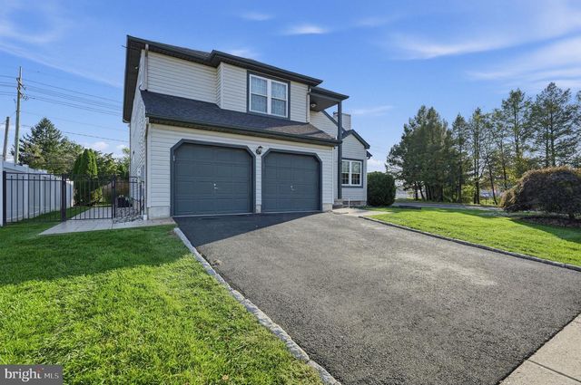2 LONDON RD, Burlington, NJ 08016