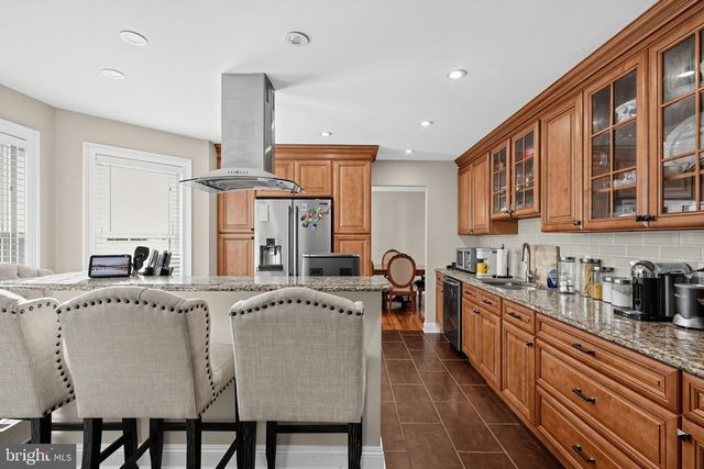 2 LONDON RD, Burlington, NJ 08016