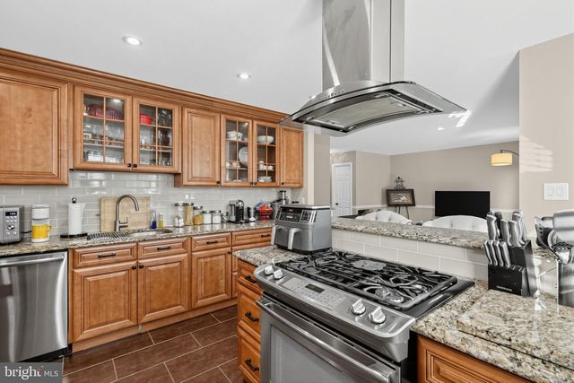 2 LONDON RD, Burlington, NJ 08016