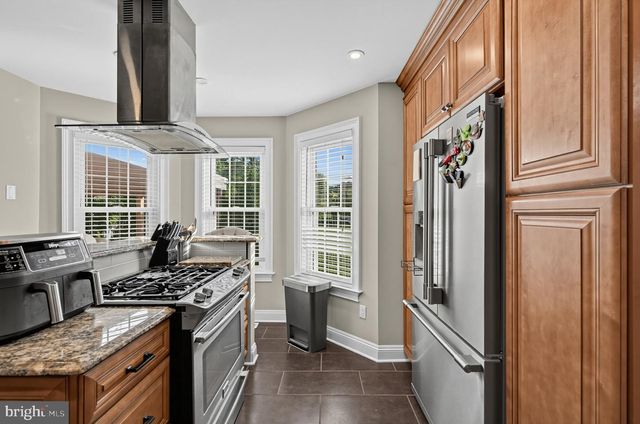 2 LONDON RD, Burlington, NJ 08016