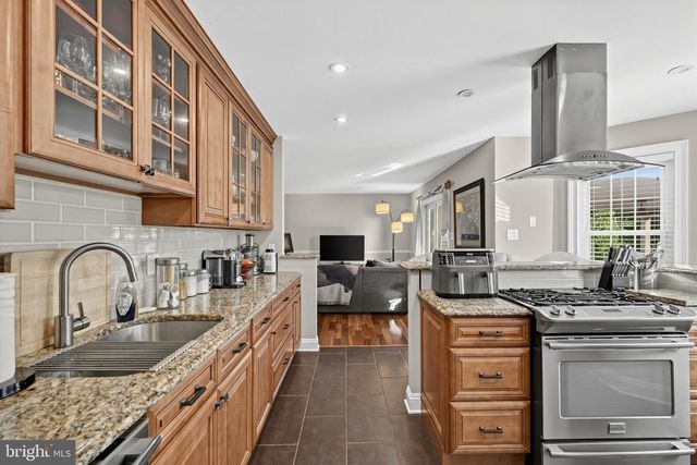 2 LONDON RD, Burlington, NJ 08016