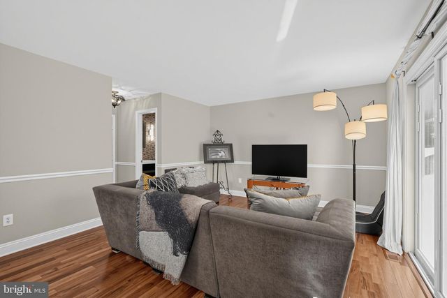 2 LONDON RD, Burlington, NJ 08016