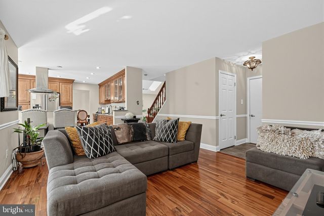 2 LONDON RD, Burlington, NJ 08016