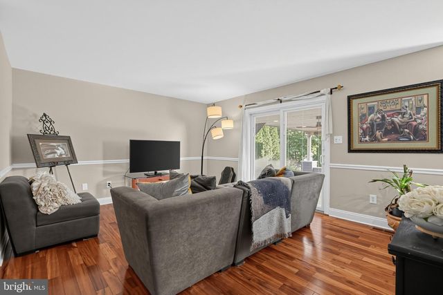 2 LONDON RD, Burlington, NJ 08016