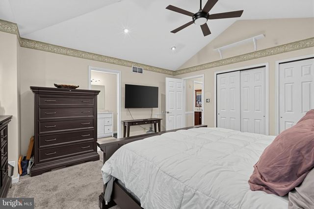 2 LONDON RD, Burlington, NJ 08016