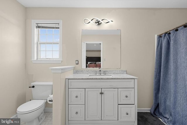 2 LONDON RD, Burlington, NJ 08016