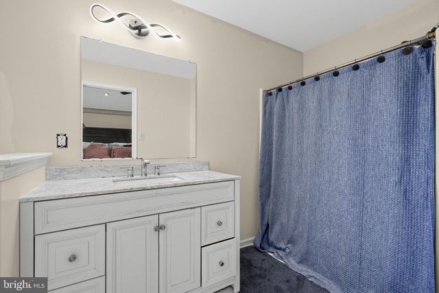2 LONDON RD, Burlington, NJ 08016