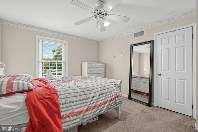 2 LONDON RD, Burlington, NJ 08016
