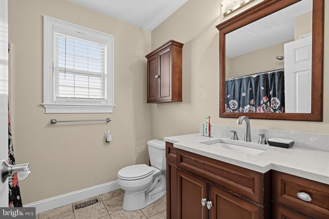 2 LONDON RD, Burlington, NJ 08016